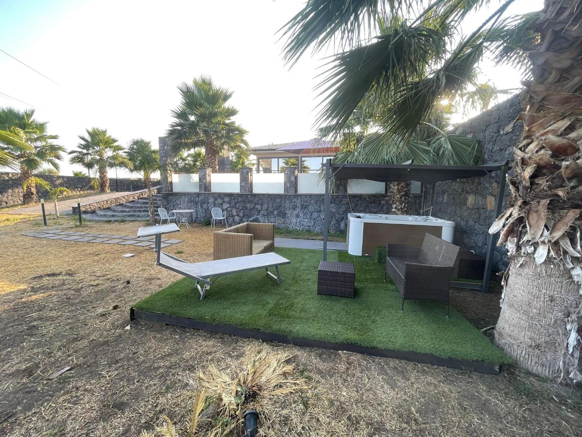 Clelia - Jacuzzi Garden Villa *