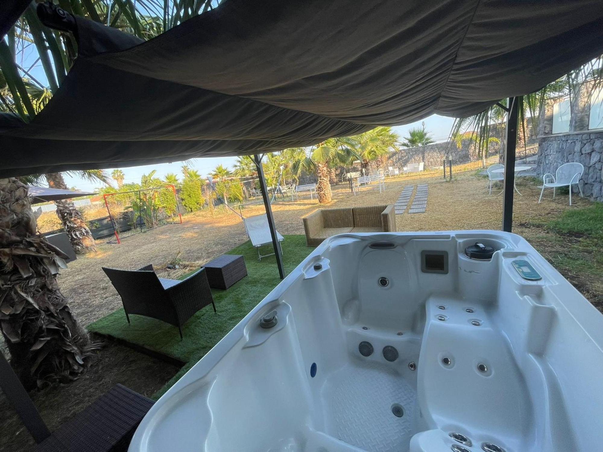 Clelia - Jacuzzi Garden Villa *